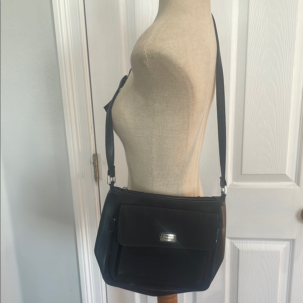 The filer New York Black Crossbody shoulder Bag organizer compartments pockets